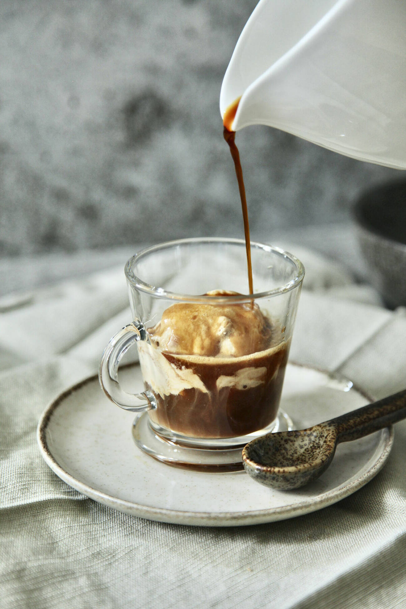 Affogato med glass och hasselnötslikör är en busenkel dessert