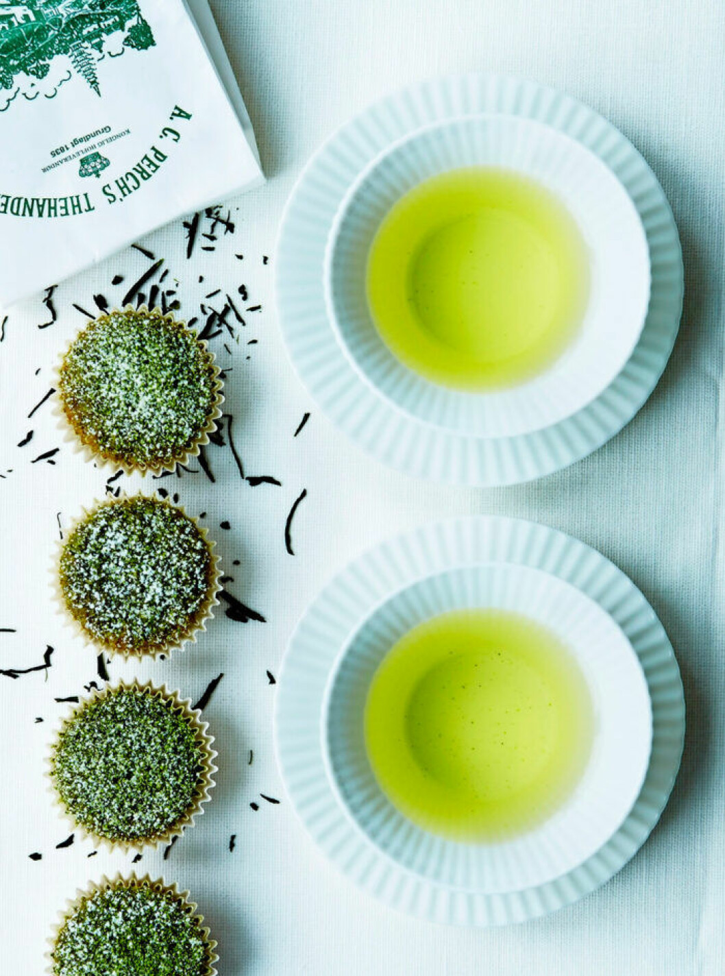 Gyrokuro-te med matcha-minimuffins. Gyrokuro-te med matcha-minimuffins.