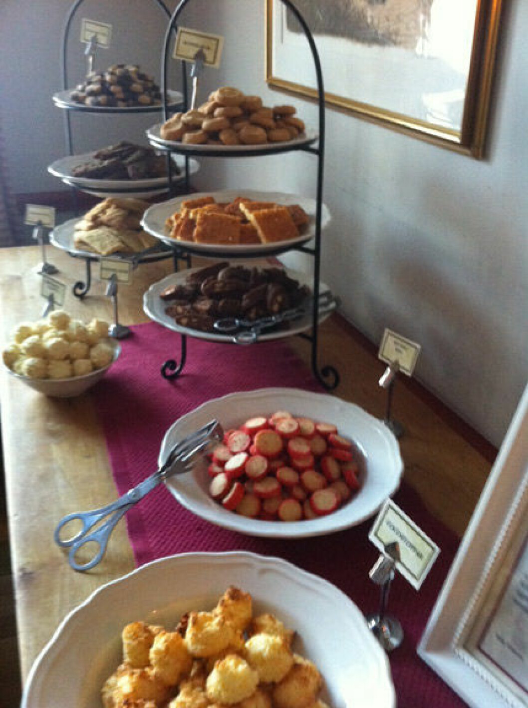 Afternoon tea med ett stort urval av läckra bakverk, snittar, scones och marmelader.