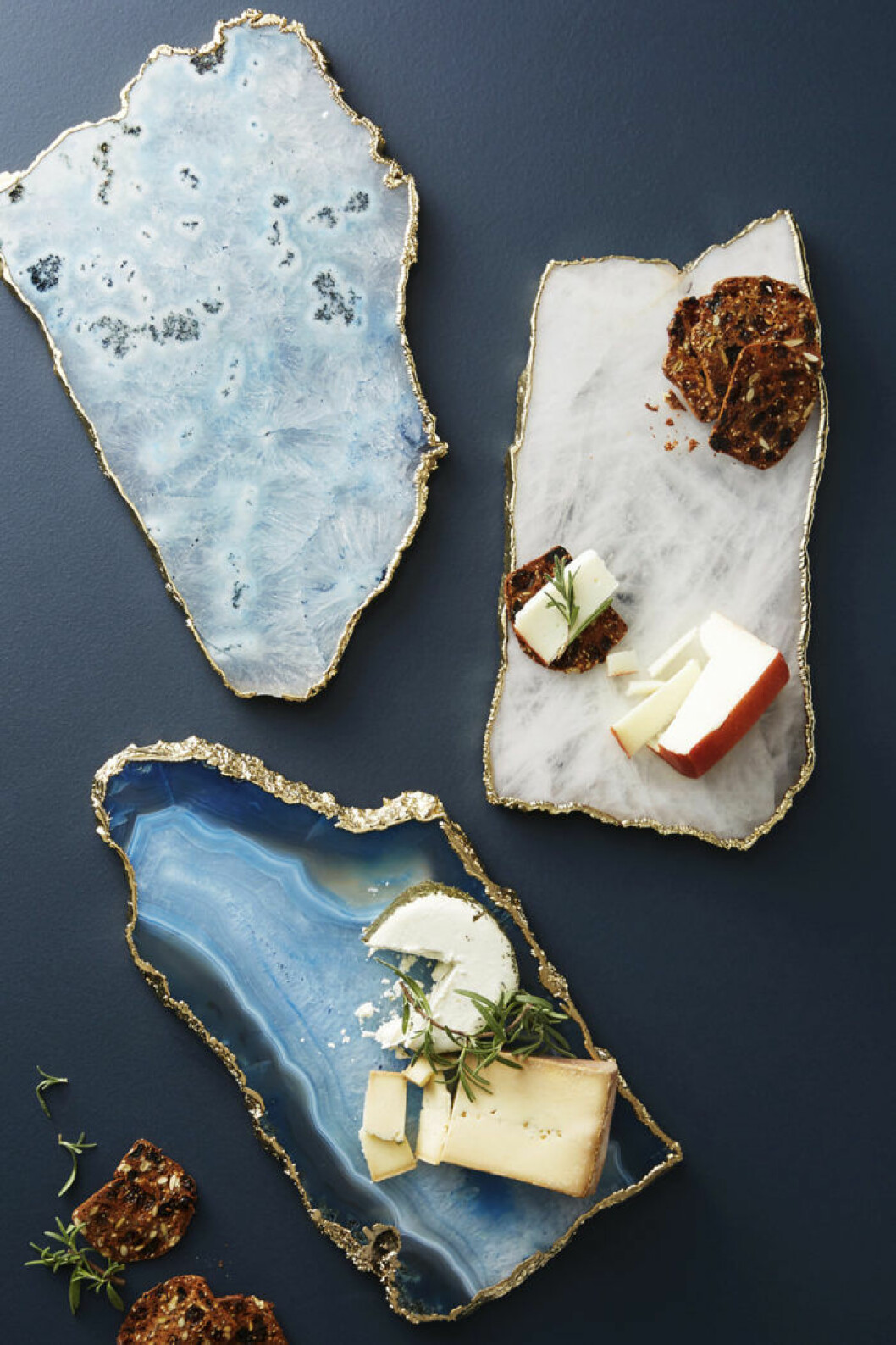 Agat spås bli nästa stora trendmaterial. Här ostbricka, ca 830 kr, Anthropologie.com. Agat som ostbricka
