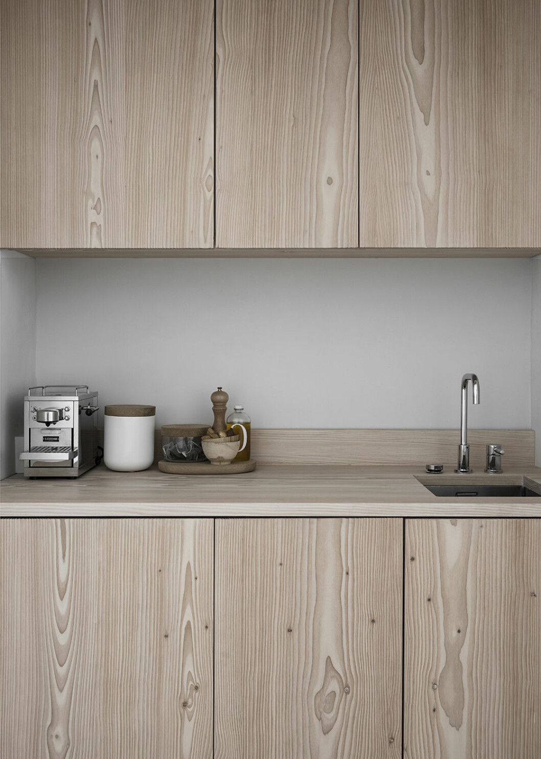 Köksluckor i massivt trä från Picky Livings tidigare samarbete med Lotta Agaton. Foto: Picky Living Köksluckor i massivt trä från Picky Livings samarbete med Lotta Agaton