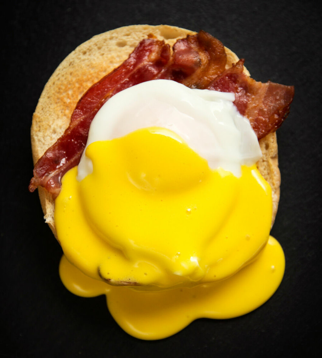 Ägg benedict med bacon.