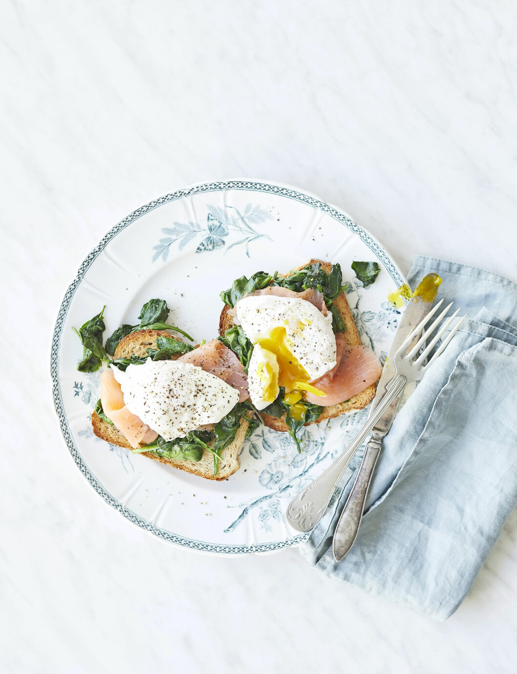 Krämiga ägg på lax med rostat bröd. Recept rostbröd med ägg.