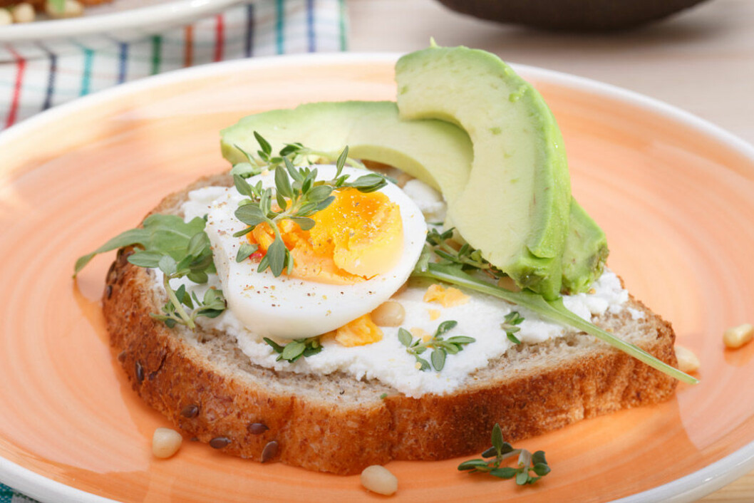 God macka med ägg och avokado. God macka med ägg och avokado.