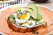 God macka med ägg och avokado.