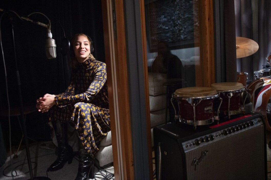 Agnes jobbar ofta ihop med pojkvännen Vincent eftersom de delar passionen för musik. Foto: TT Agnes Carlsson i studion