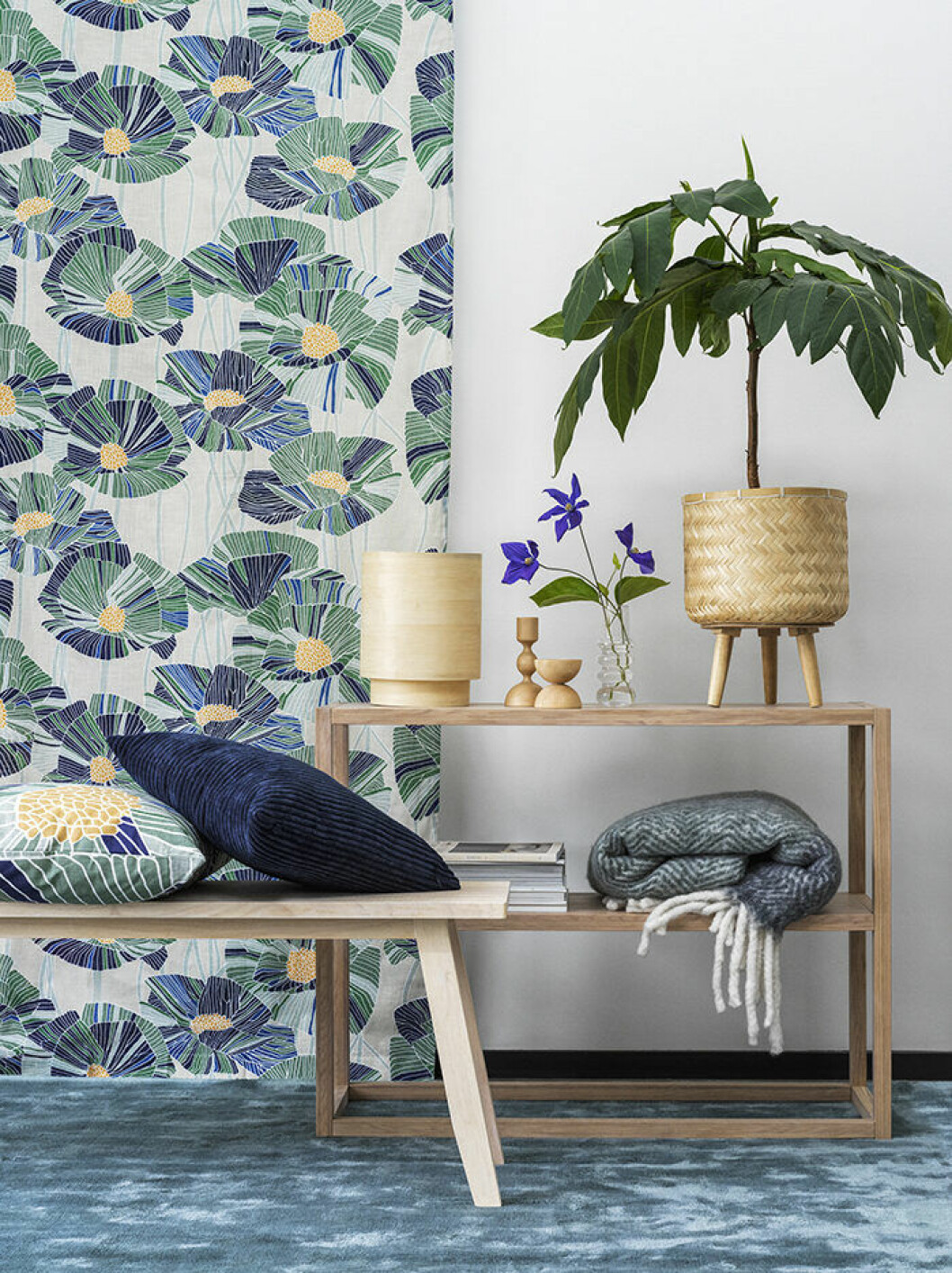 Ljust trä och blommönster hos Åhléns hösten 2019