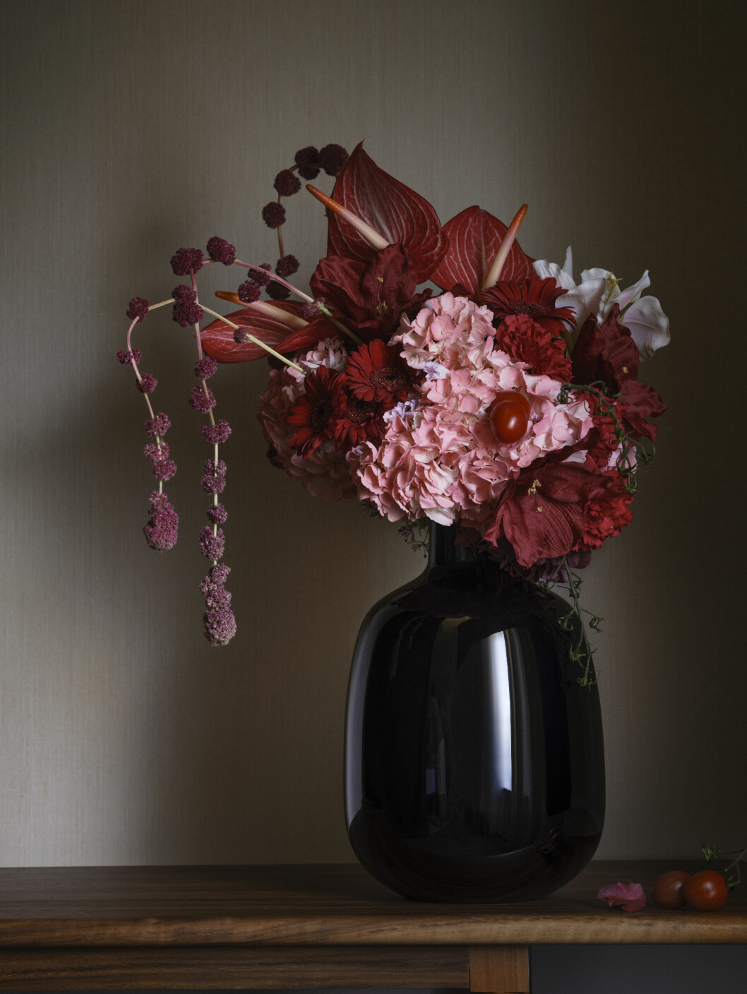 Julbukett med rosa och röda blommor