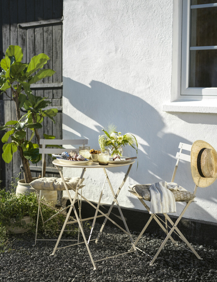 Kollektionen erbjuder flera snygga detaljer, från möbler till texilier, för både balkong och uteplats. Foto: Stellan Herner. Åhléns nyheter för balkong och uteplats 2021, nyheter för balkongen