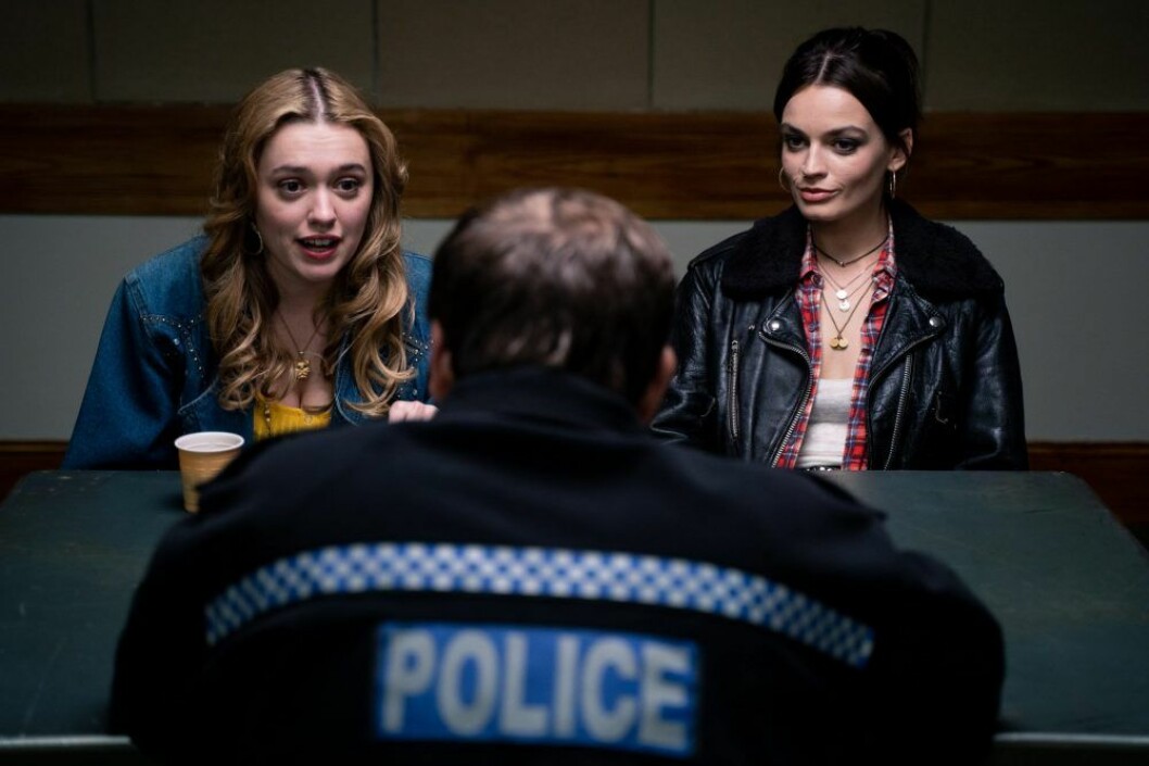 Emma Mackey spelar mycket mot Aimee Lou Wood i säsong två av ”Sex Education” . Här i en scen när de är hos polisen för att anmäla ett brott. Foto: Netflix Maeve och Aimee i Sex Education säsong 2