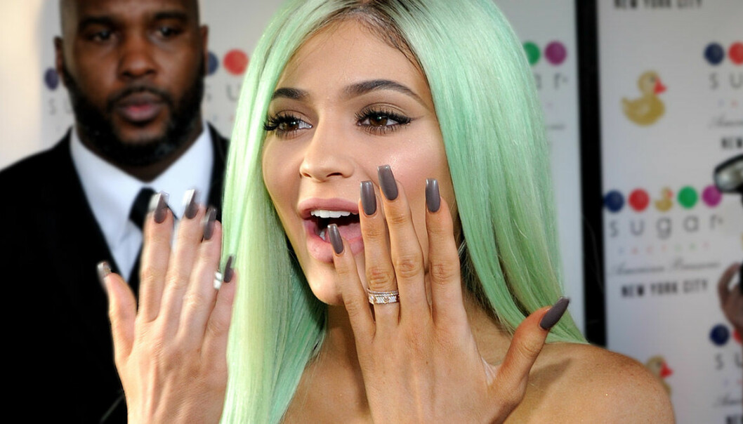 Kylie Jenner visar upp sina långa naglar