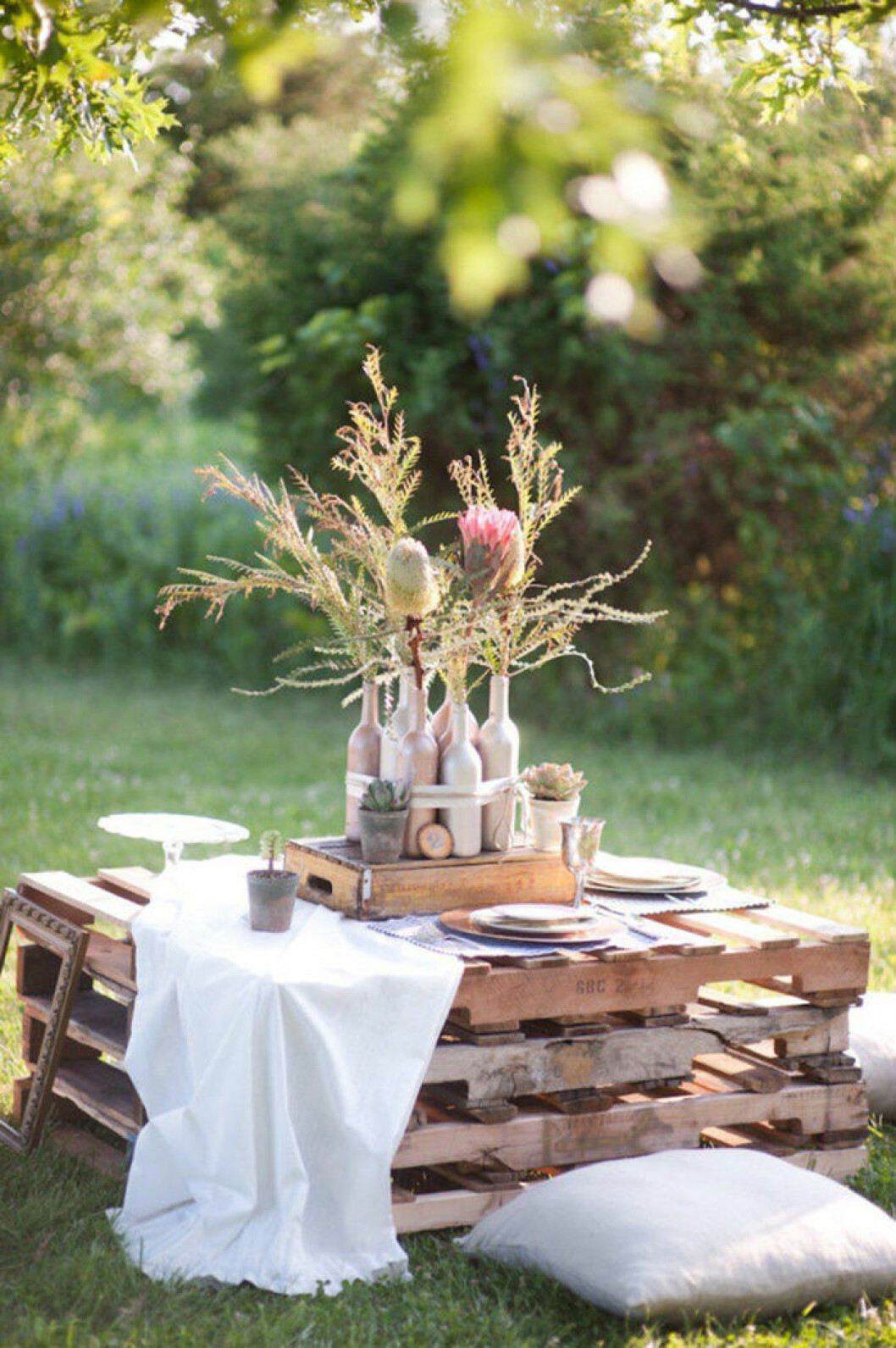 Via: <a href="http://www.stylemepretty.com/vault/image/720854">Stylemepretty.com</a> Använd lastpallar som bord utomhus
