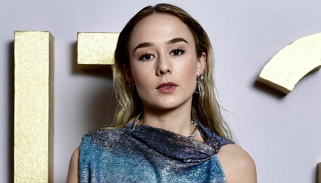 Alba August uppklädd i glitter på 2021 års P3-guldgala.