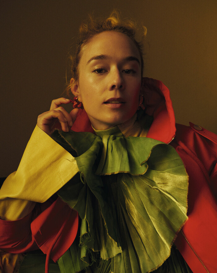 Skjorta, Silvia Tcherassi. Topp, Illbatting Design. Kjol, H&M Design Award/Eddy Anemian. Örhängen, Acne Studios. Tillsammans med mamma Pernilla August ska Alba August uppträda på sin gudsysters bröllop