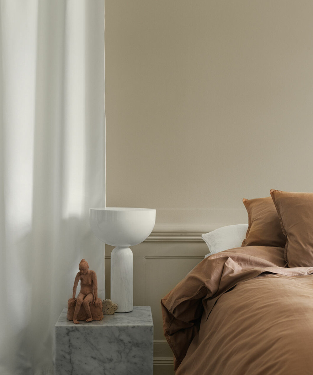 Brända färger är snygga att matcha med beige och blir en subtil färgklick. Foto: Alcro Brända färger är ett snyggt komplement till beige