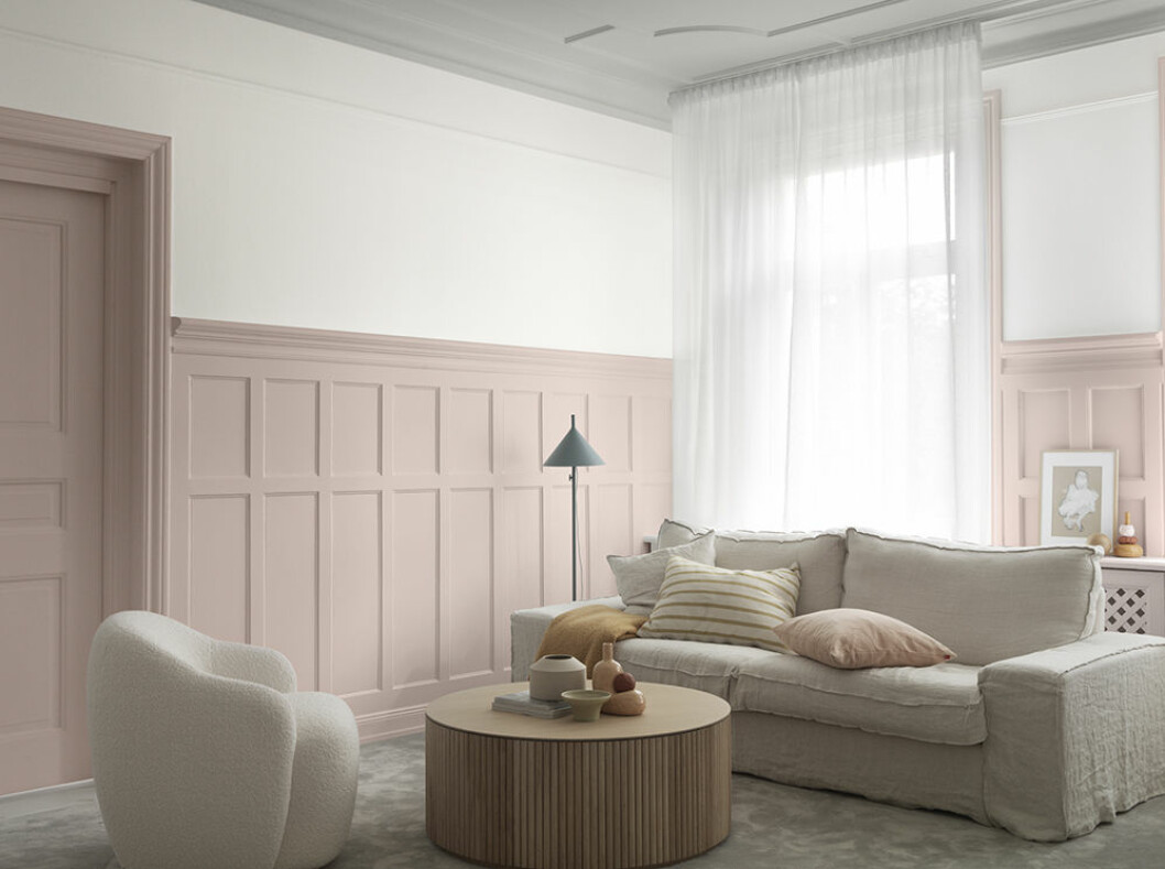 Dämpade rosa toner hos Alcro 2020. Här har väggpanel, dörr och lister målats i färgen <em>839 Silke</em>. Foto: Alcro Dämpade rosa toner hos Alcro 2020.