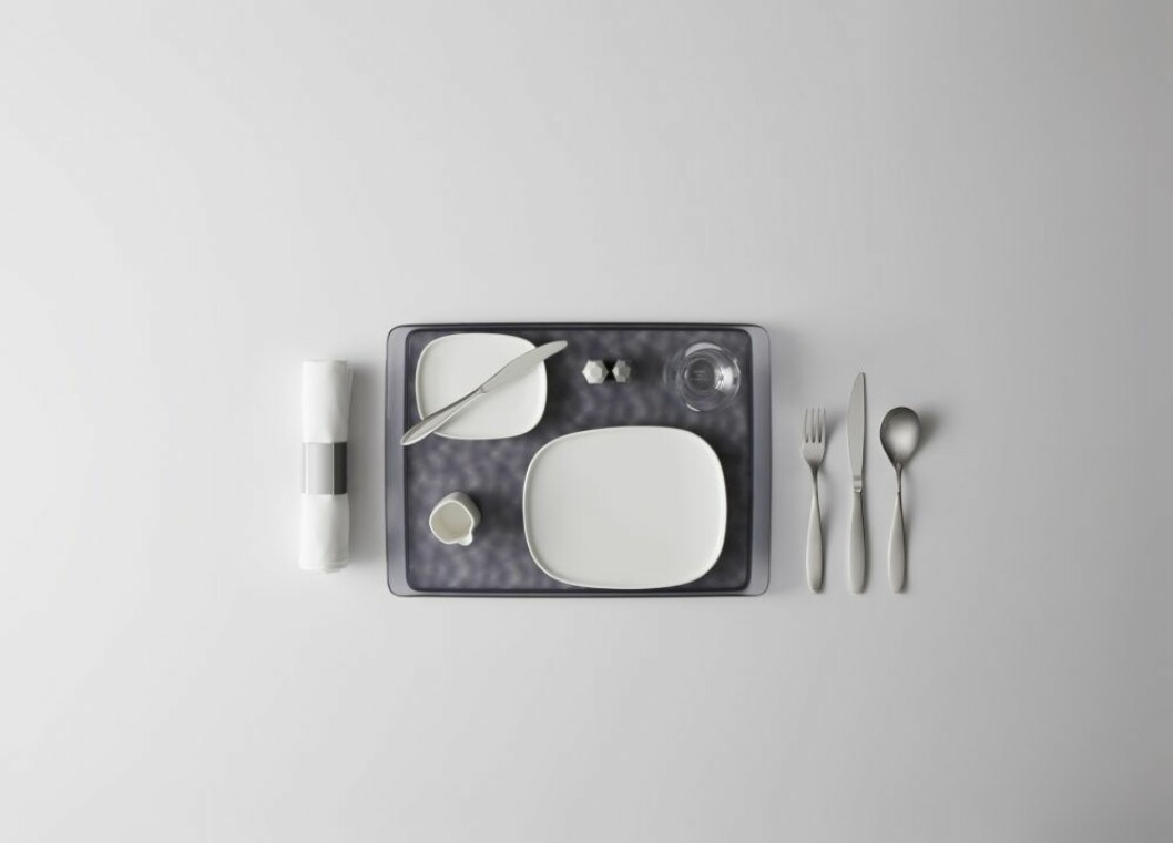 Flygplansbricka á la Alessi, <span class="s1"><i>Bestickset, design av Stefano Giovanni, porslin, design av Ronan & Erwan Bouroullec</i></span>. Foto: Buzz
