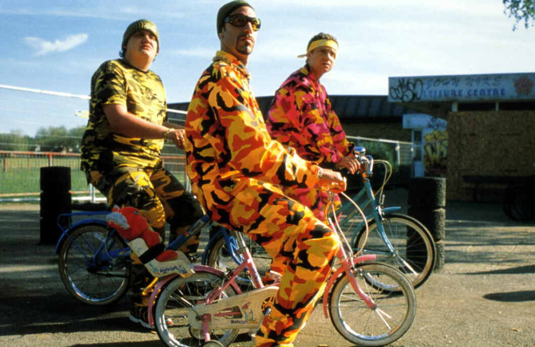 Neon är hett! Ali G och hans crew ”Berkshire massif” i neonkamoflage från filmen <em>Ali G Indahouse</em> från 2002. Ali G indahouse Stilikon