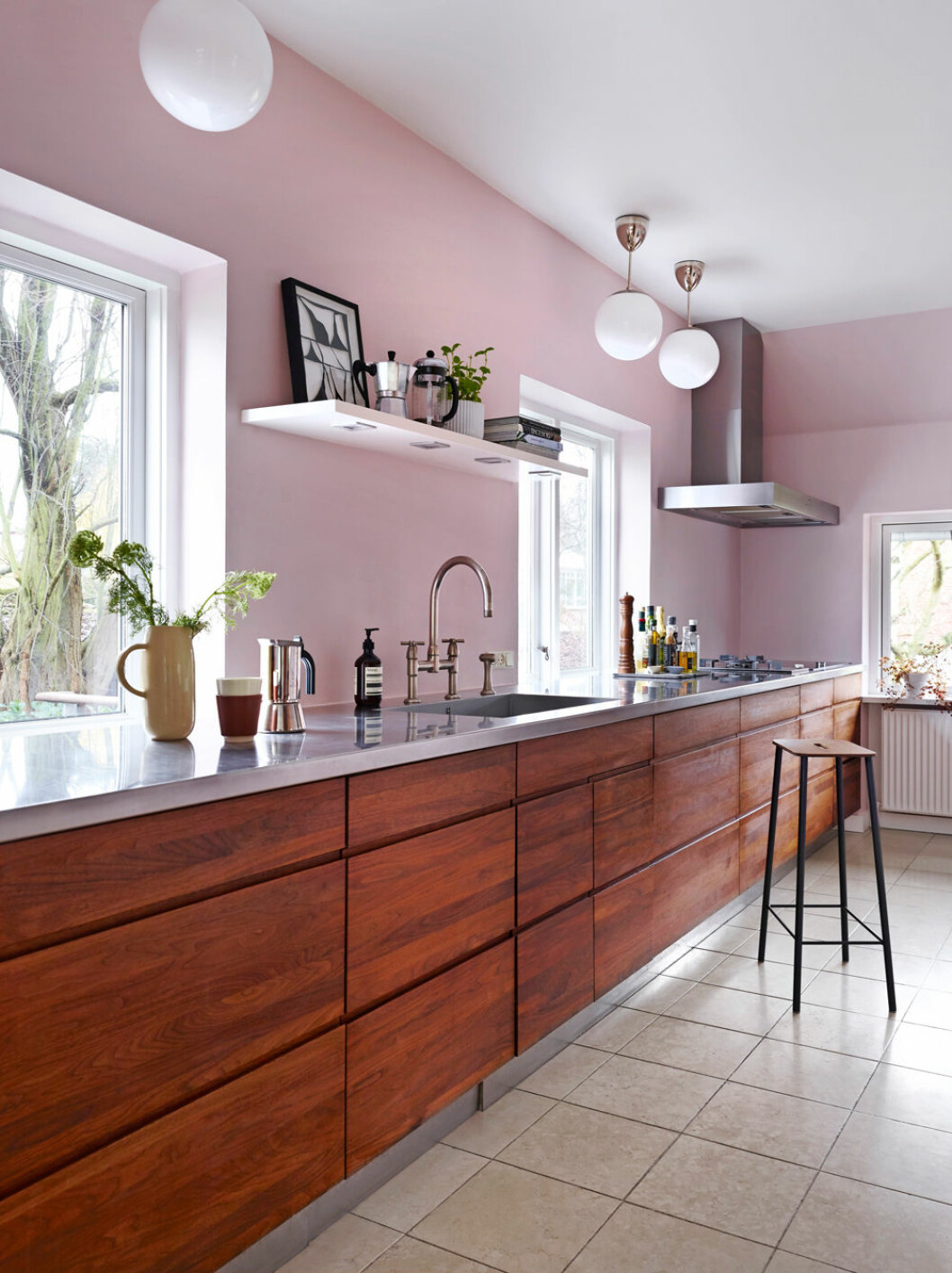 Hemma hos Alice Folker kök rosa väggar