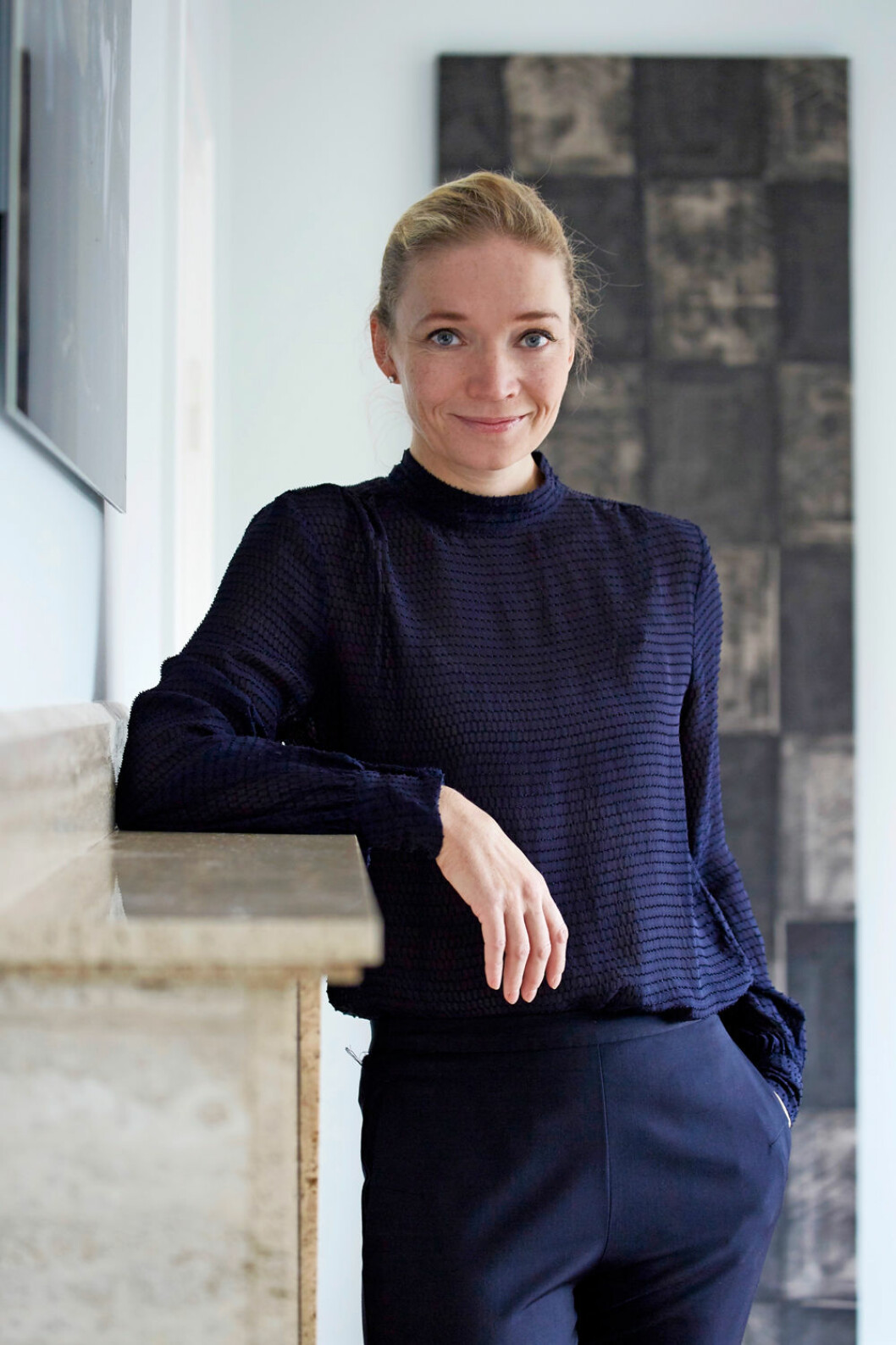 Hemma hos Alice Folker porträtt vid öppna spisen