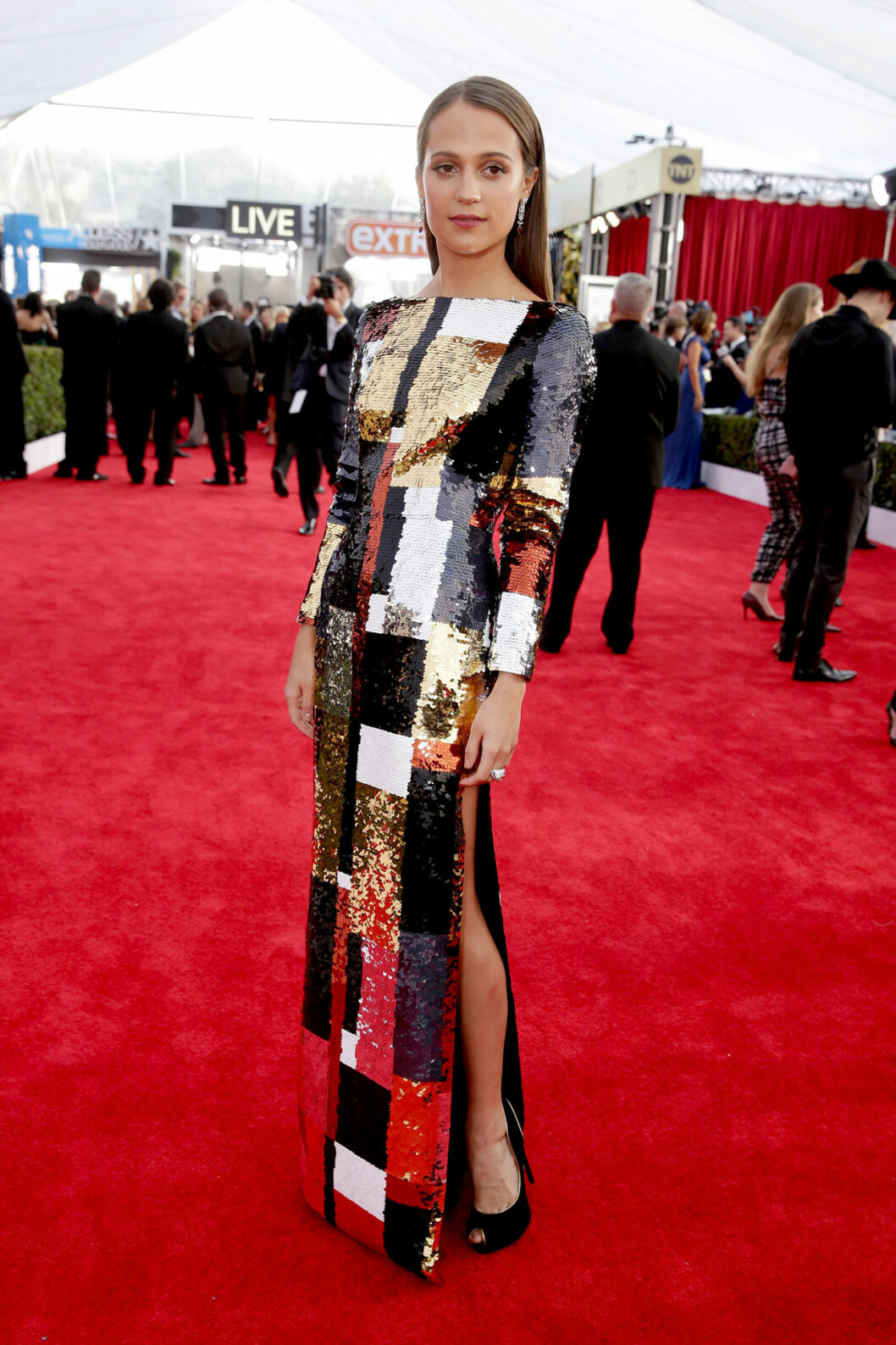 På Screen Actors Guild Awards 2016 valde Alicia Vikander att bära en lång paljettklänning. Alicia Vikander i vacker paljettklänning