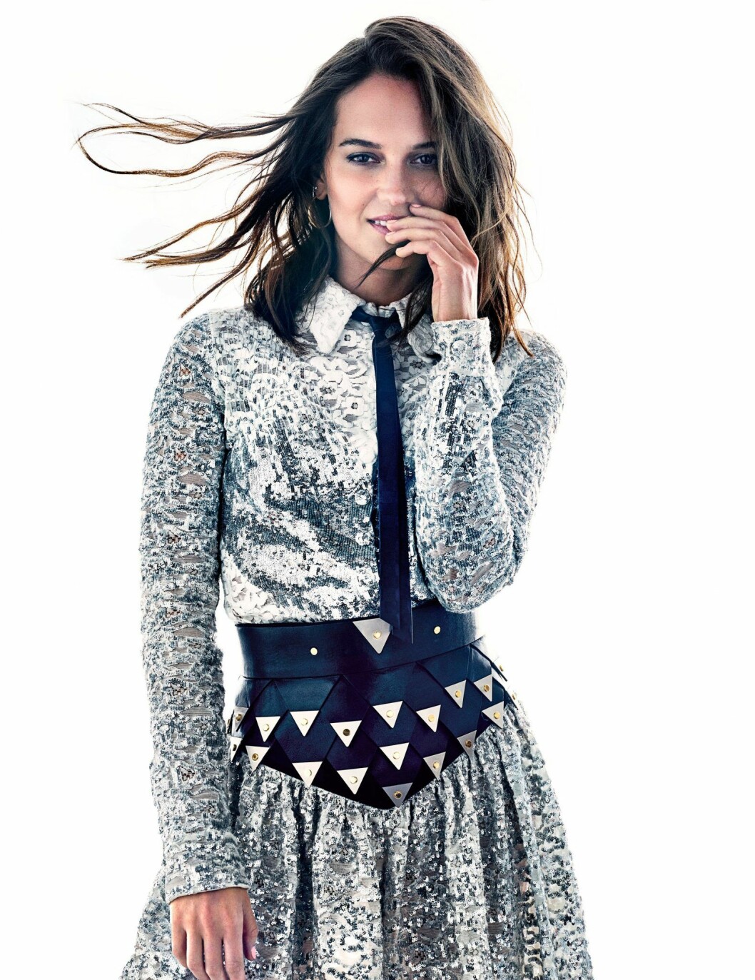 Bomullsskjorta, kjol, slips och skärp, allt Louis Vuitton. Örhängen, Charlotte Chesnais. Alicia Vikander i mönstrad skjorta och kjol från Louis Vuitton