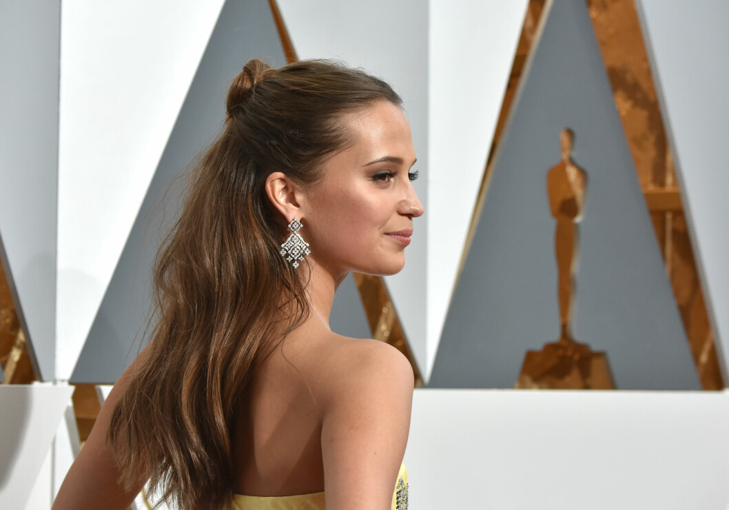 Alicia Vikander valde en enkel, men ack så snygg frisyr. Alicia Vikander på röda mattan.