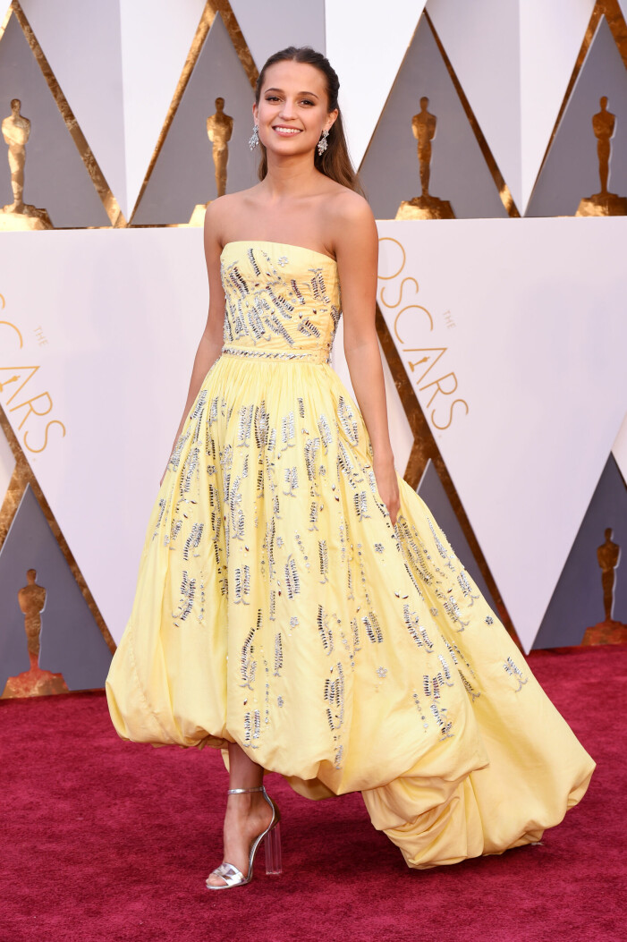 Alicia Vikander iklädd sagolik klänning från Louis Vuitton på Oscarsgalan 2016.