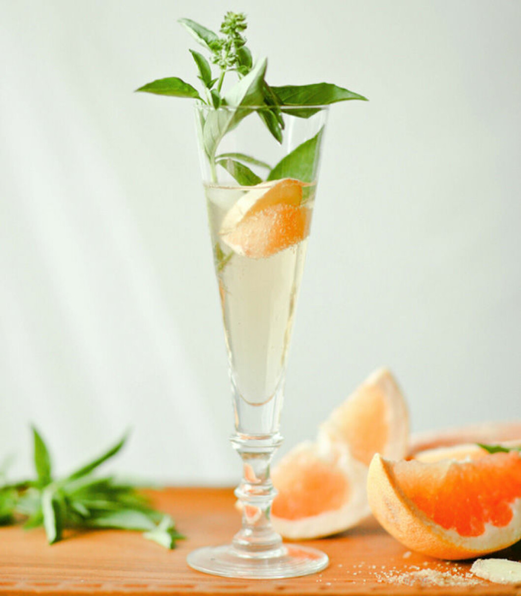 Ginger Basil Grapefruit Spritzer. Foto: <a href="http://onetwosimplecooking.com/blog/2012/8/31/grapefruit-basil-mimosas" target="_blank" rel="noopener">1-2 simple Cooking</a> Ginger Basil Grapefruit Spritzer.
