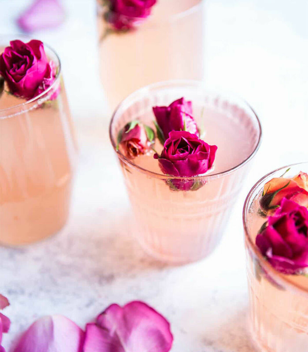 Rose Lemon Spritzer. Foto: <a href="https://www.halfbakedharvest.com/rose-lemon-spritzer/" target="_blank" rel="noopener">Halfbaked Harvest</a> Rose Lemon Spritzer.