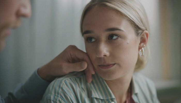 Alba August får en klapp på kinden