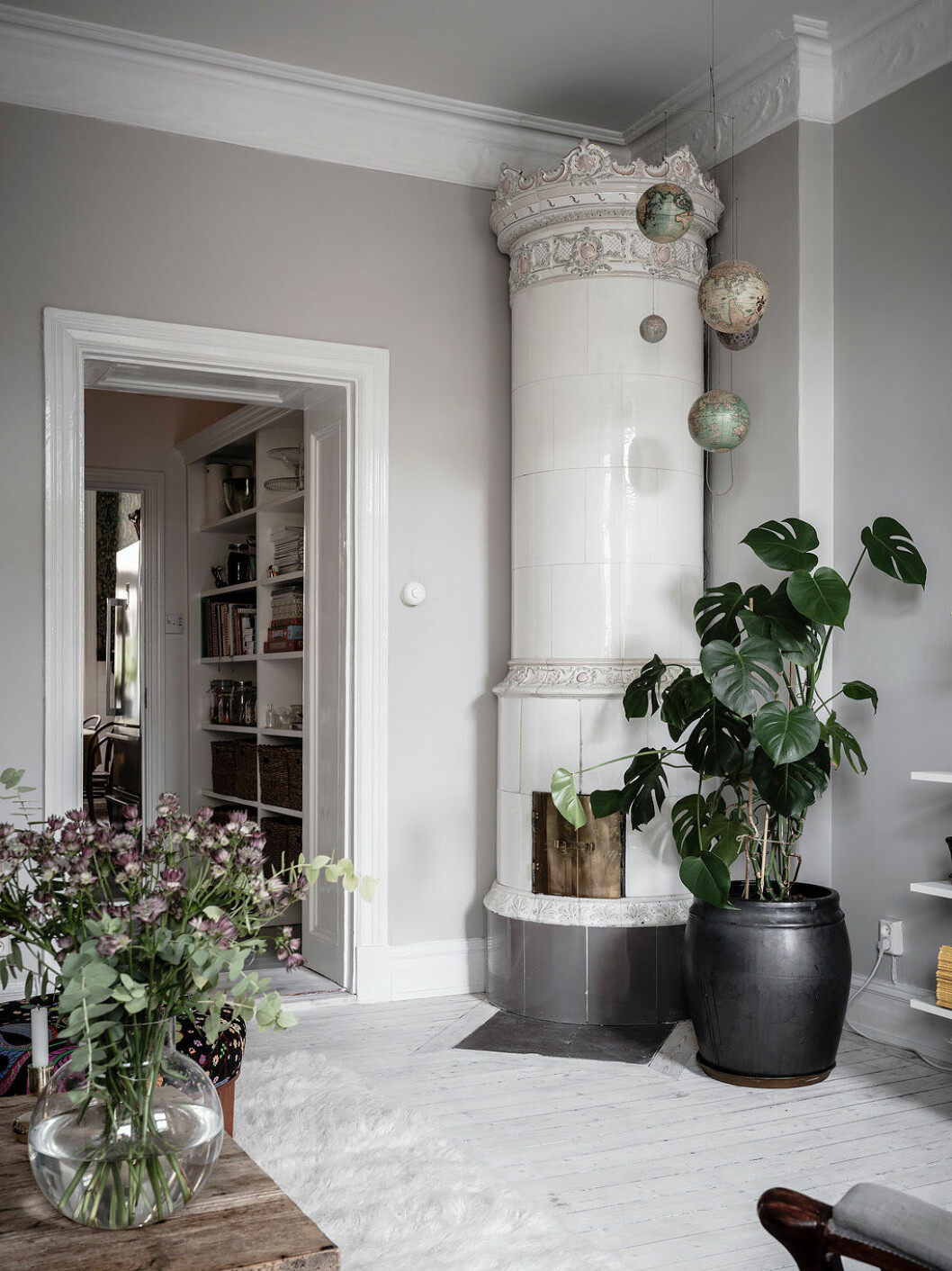 Monstera är en växt som inte brukar ge allergiska symtom. Foto: Anders Bergstedt för <a href="https://entrancemakleri.se/" target="_blank" rel="noopener">Entrance Mäkleri</a>/Mäklare: Erika Bergholm Bra att veta om allergier och krukväxter