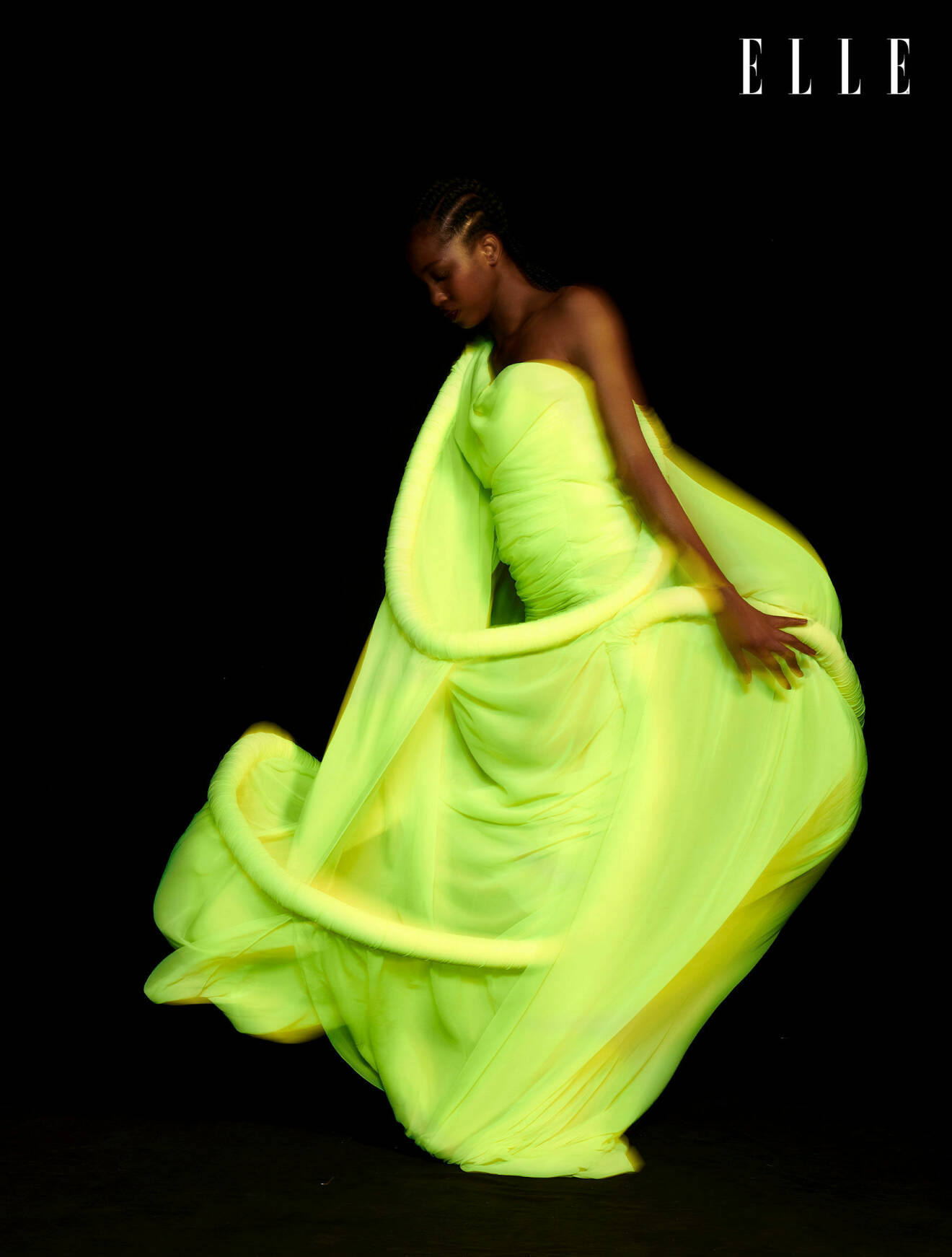 Modellen är klädd i en neongul klänning från Roksanda