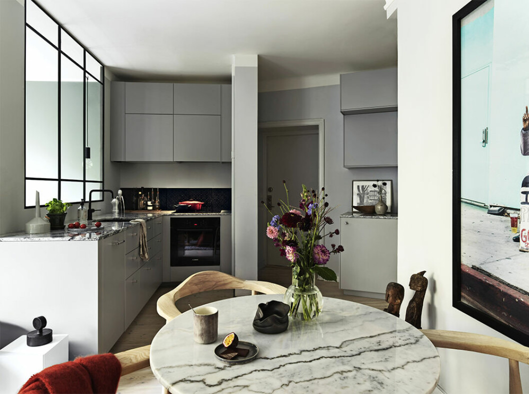 Foto: Jonas Ingerstedt Styling: Josefin Andersson Syns i: <a href="https://www.elle.se/decoration/stilfull-elegans-pa-40-kvadratmeter-i-stockholm/" rel="noopener">Stilfull elegans på 40 kvadratmeter i Stockholm</a> Inspirerande compact living-tvåa på Alströmergatan