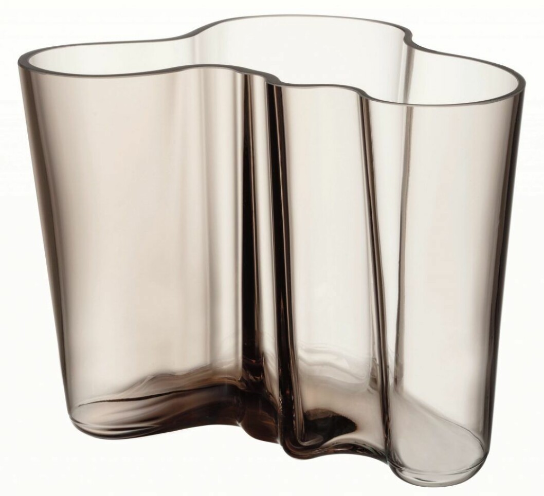Munblåst glasvas från Iittala med vacker kurvad form och säsongens färg, linne.