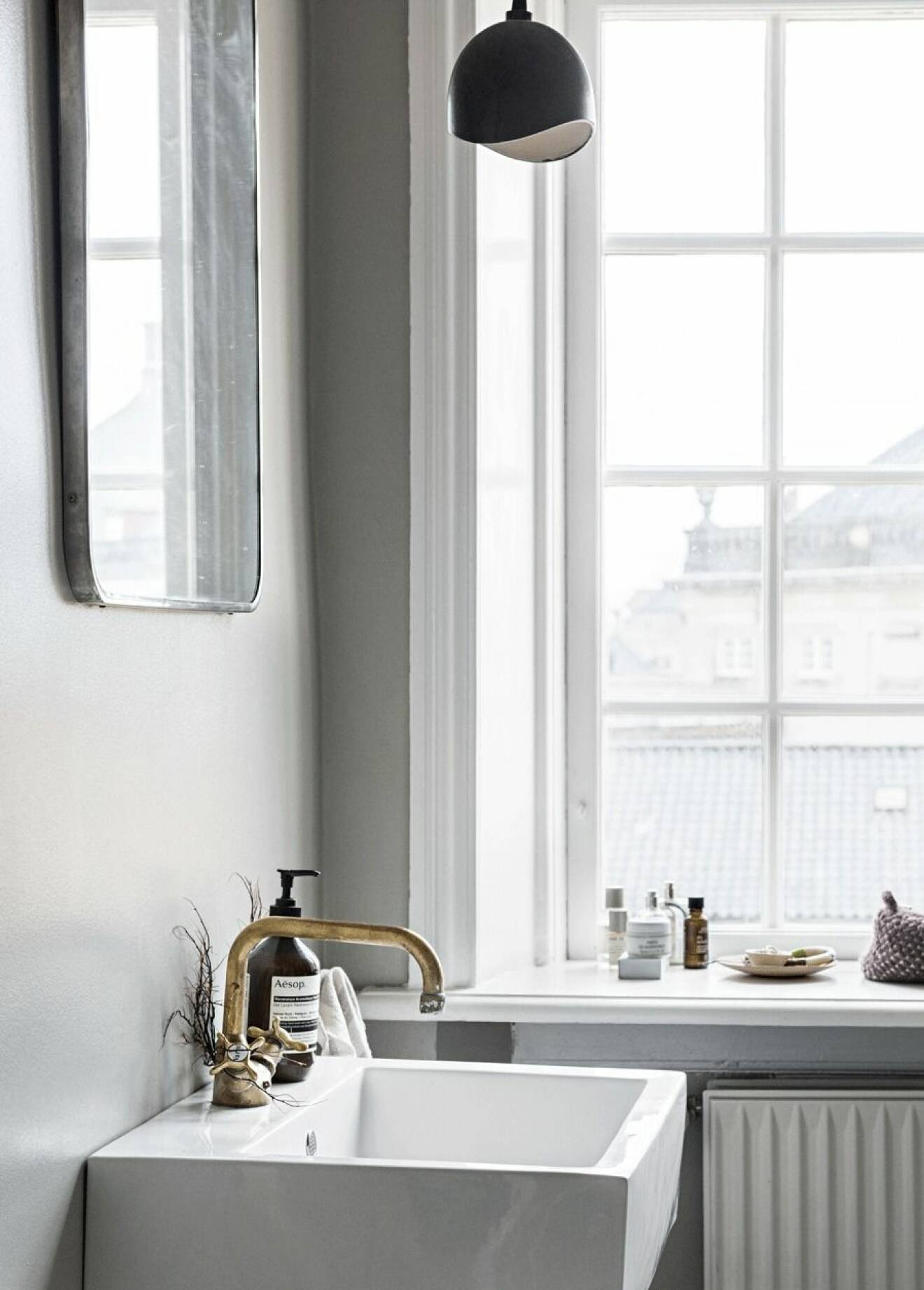 Ljusmålat badrum med utsikt över Köpenhamns hustak