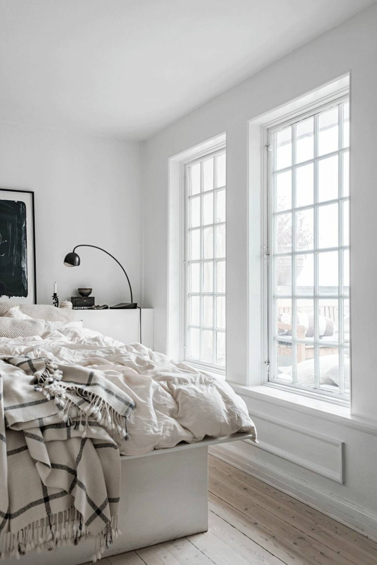 Sovrum med ljus, vit interiör