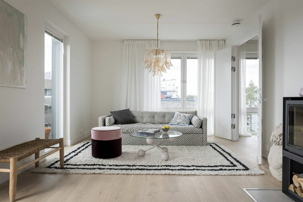 Vardagsrummets blickfång blir den prickiga soffan och takkronan i Murano-glas. Vardagsrum med soffa från melimeli