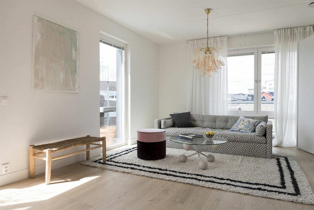 Vardagsrum med mysig inredning stylat av amelia widell
