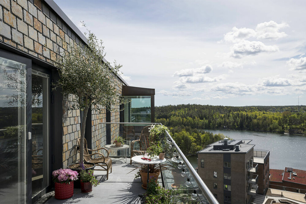 Stor balkong med grönska och sjöutsikt