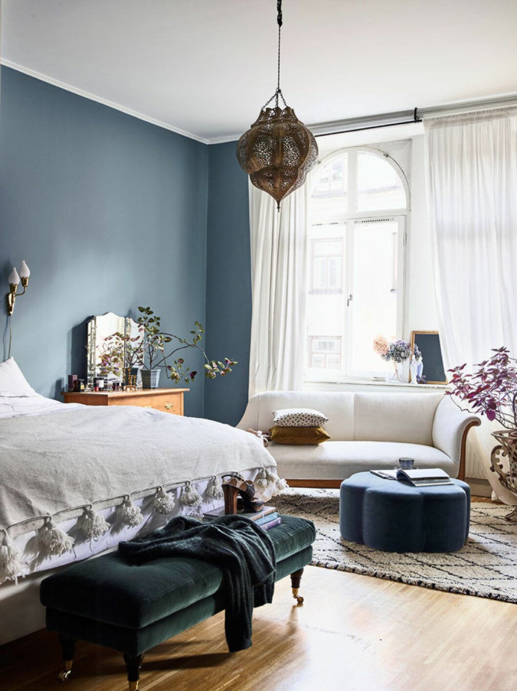 Foto: <a href="http://www.andrea-papini.com/" target="_blank" rel="noopener">Andrea Papini</a>, styling: <a href="http://www.sasaantic.com/" target="_blank" rel="noopener">Saša Antic</a>. Syns i: ”<a href="https://www.elle.se/decoration/kika-in-i-var-nya-bloggare-amelia-widells-drommiga-hem/">Kika in i Amelia Widells magiska hem</a>”. Gråblå vägg, petroliumblå