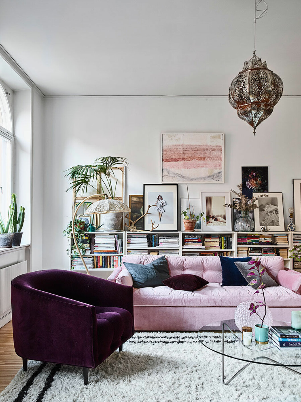 Ombonat vardagsrum med möbler i lila och ljusrosa