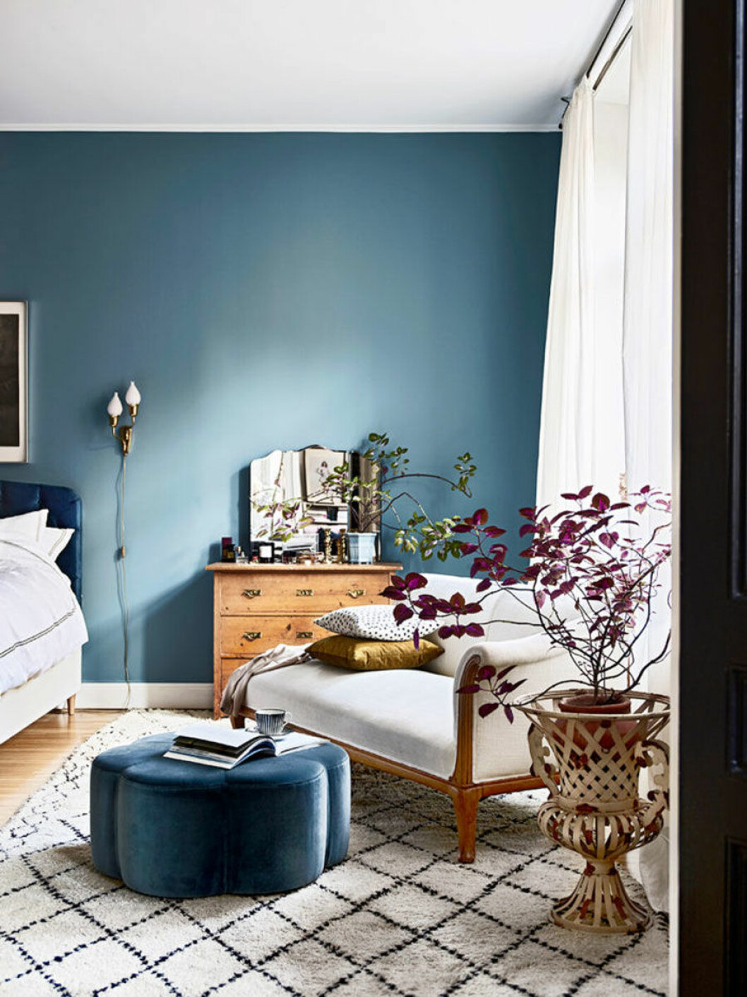 Styling: Saša Antić Foto: Andrea Papini Text: Sophia Genitz Syns i: <a href="https://www.elle.se/decoration/kika-in-i-var-nya-bloggare-amelia-widells-drommiga-hem/">Kika in i vår nya bloggare Amelia Widells drömmiga hem</a>. Inred med mer blått i hemmet.