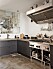 Kök med detaljer i svart och rostfritt stål i hemmet i Amsterdam.