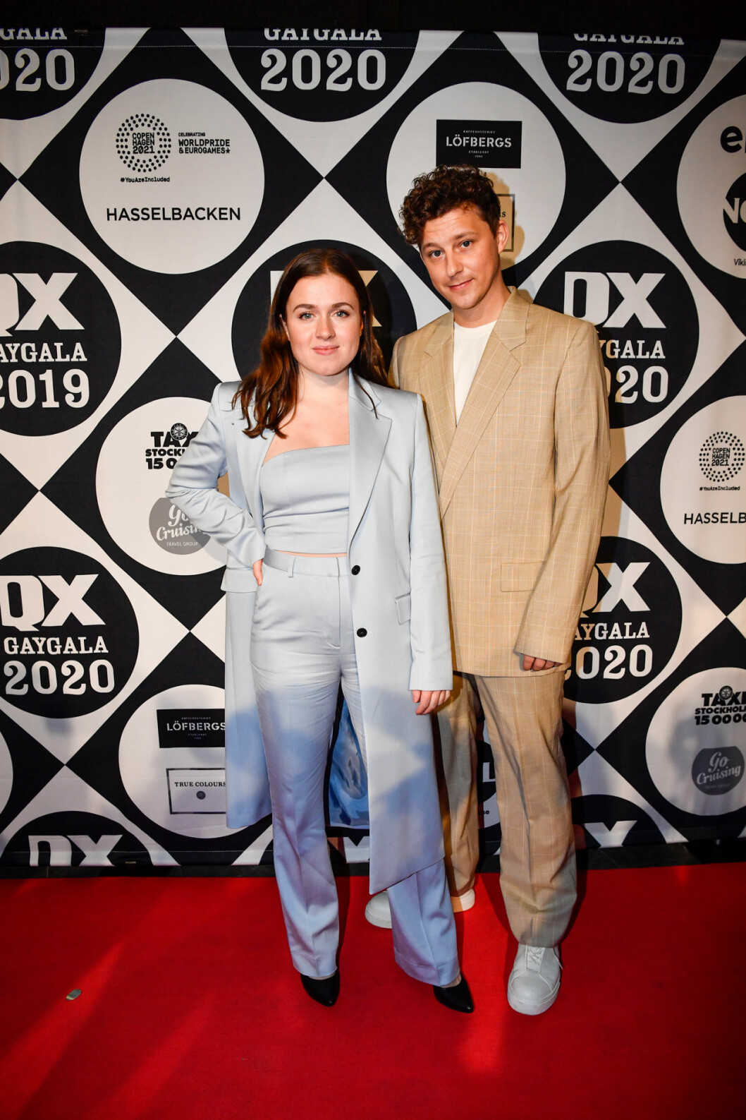 Artisten Amy Diamond tillsammans med skådespelaren Charlie Gustafsson. Amy Diamond och Charlie Gustafsson på röda mattan på QX-galan 2020