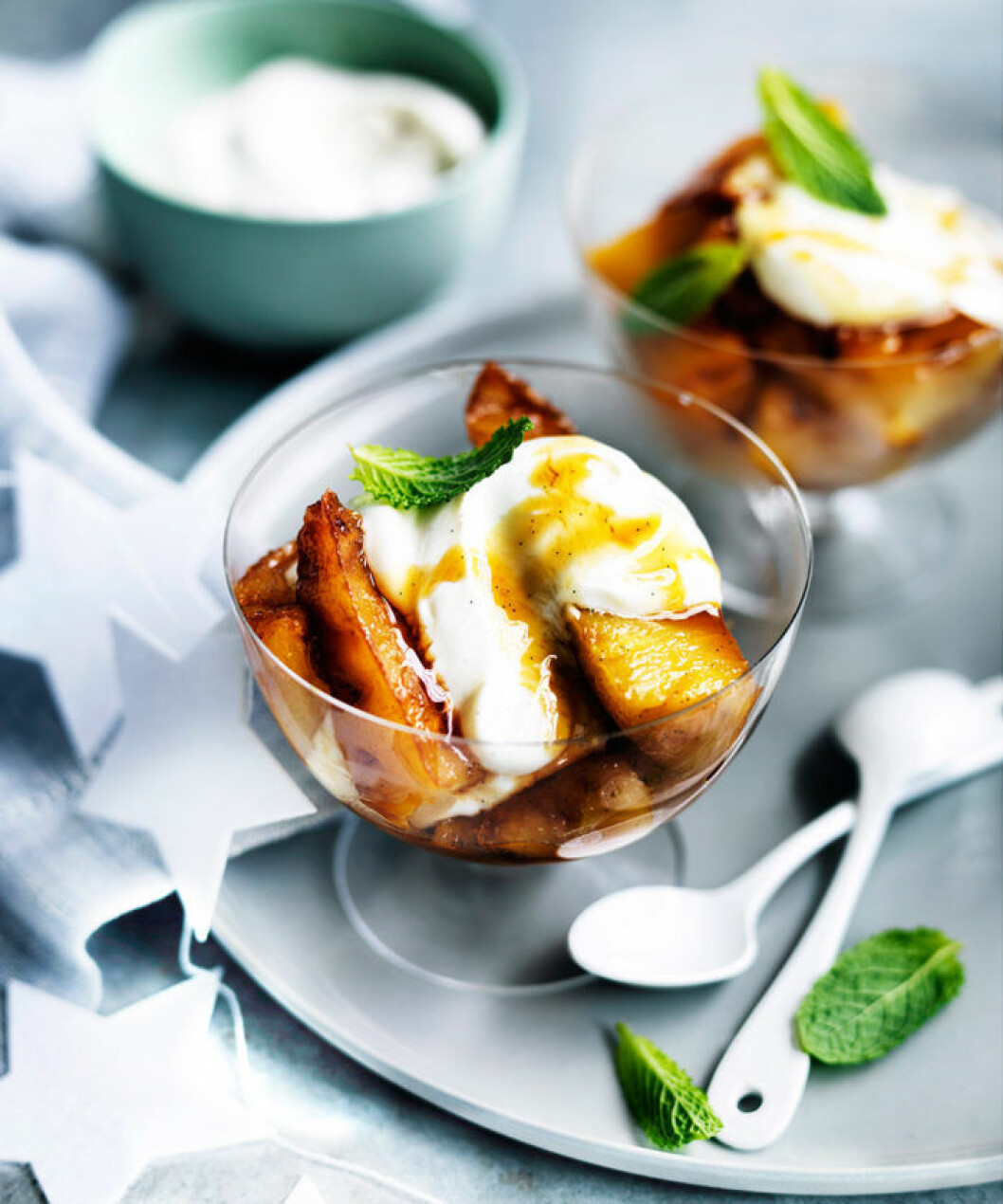 Karamelliserad ananas med vaniljyoghurt.