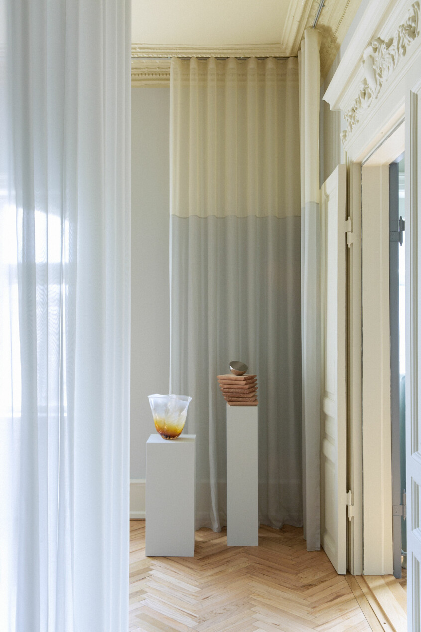<span class=" bold" data-lab-bold_desktop="bold">Tips!</span> Ljusa toner av blått gör sig utmärkt i en neutral hemmiljö. Addera en touch av blått för en diskret färgklick. Foto: &Drape. Inredning enligt stjärntecken, fiskarna gardiner