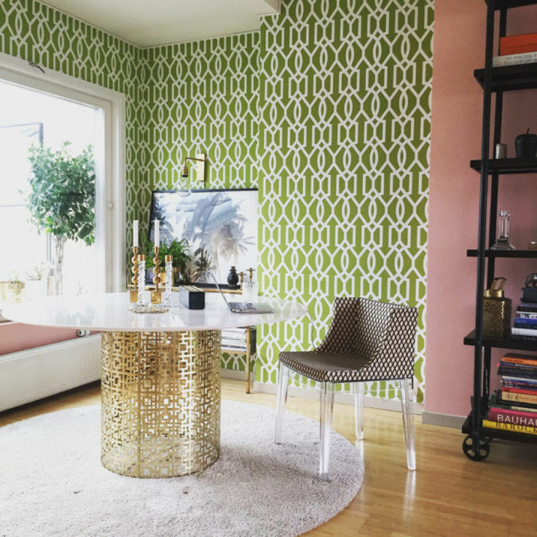 Matplatsen från det boende som Andrea med familj precis flyttat i från. Bordet från Jonathan Adler är en favorit som kommer få vara med länge. Foto: Andrea Brodin. Grönt och rosa rum. Runt marmorbord med unik guldfot