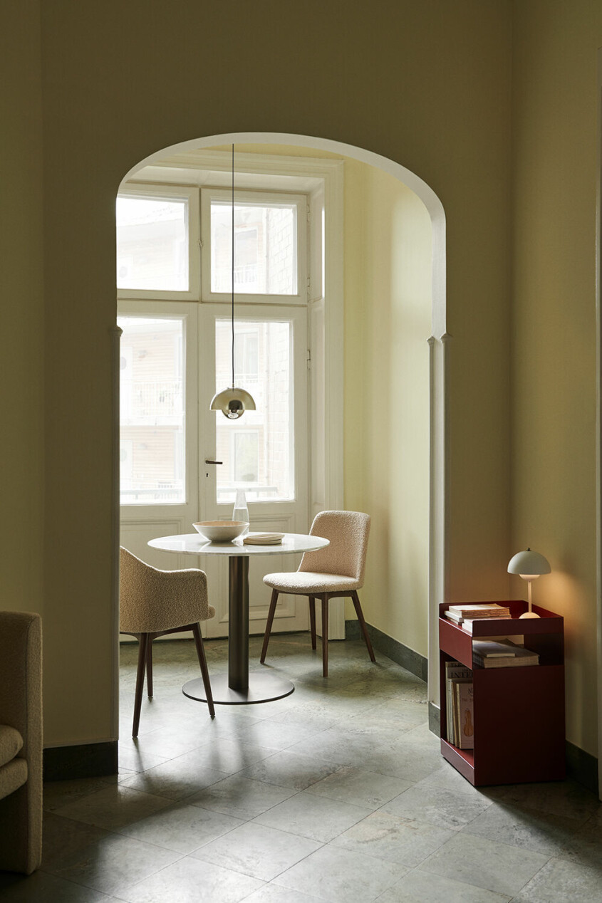 Hos &Tradition syns både den gulgröna färgtrenden och den röda – en fin färgkombination. Gula väggar och inredning från &tradition
