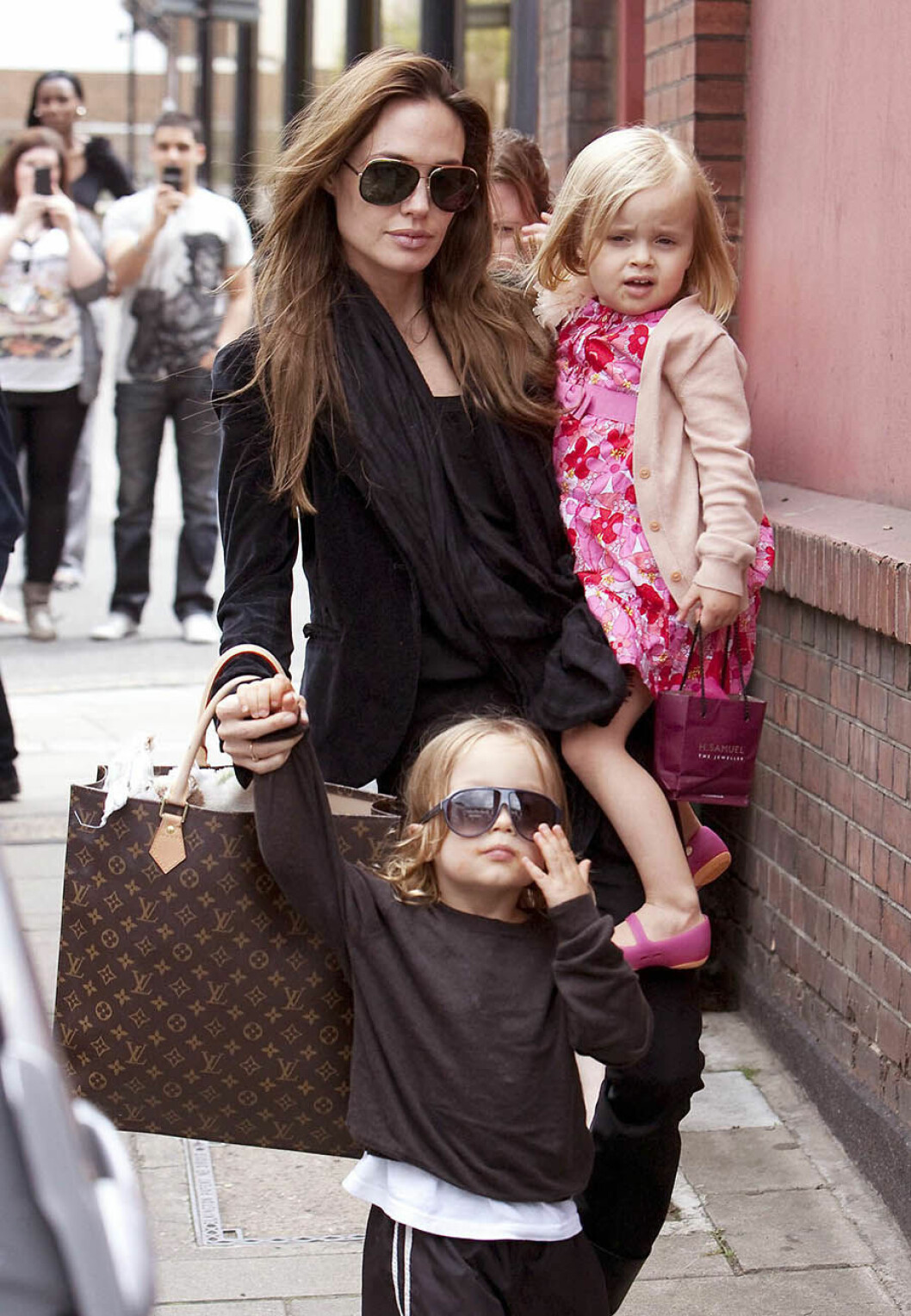 Angelina Jolie, Vivienne and Knox Jolie-Pitt